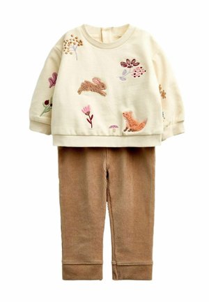 Crèmekleurige longsleeve top met geborduurd konijntje, vos, bloemen en planten, gecombineerd met lichtbruine corduroy broek voor kinderen.