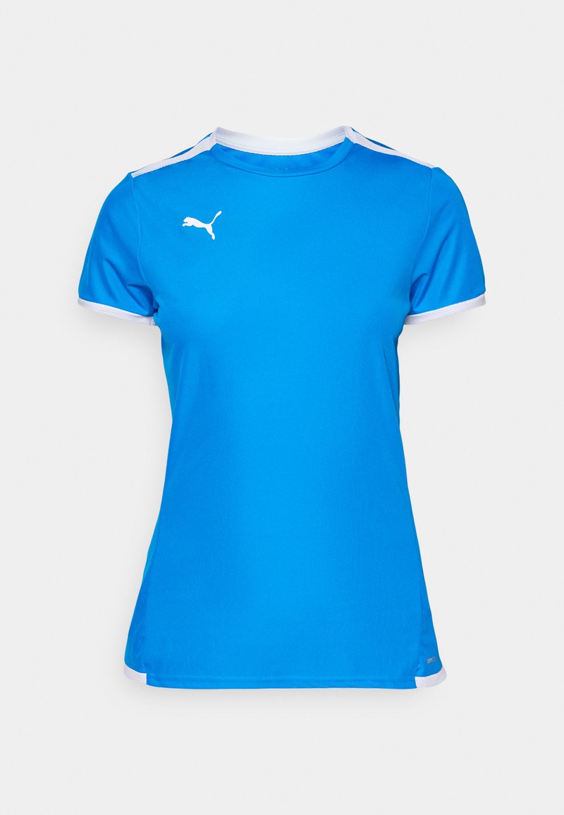 Blauw sportt-shirt van ademende stof, met een ronde hals, witte accenten op de mouwen en een klein wit logo op de borst.