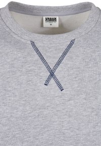 Grå økologisk bomull sweatshirt med ribbet rund hals og en marineblå X-sting-design foran. Størrelsesetikett: M.