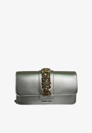 Clutch in pelle argento con una fascia centrale gioiello con varie pietre preziose dorate e trasparenti, marchiata "MARIACELINE" nella parte inferiore frontale.