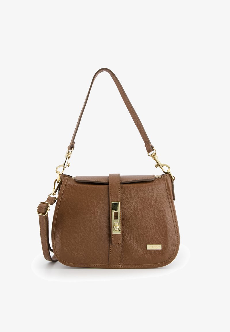 Sac à main en cuir marron avec un design structuré, ferrures dorées, un fermoir à l'avant et une bandoulière ajustable. Présente une surface lisse et texturée.