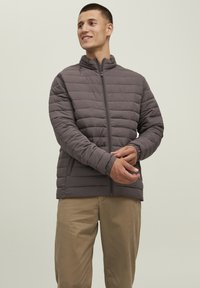 Jack & Jones PREMIUM JJERECYCLE PUFFER COLLAR  - Allvädersjacka - mulch