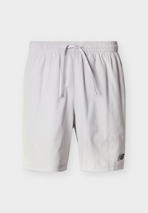 Világosszürke atlétikai rövidnadrág elasztikus derékpánttal, húzózsinórral, oldalzsebekkel és fekete New Balance logóval az elülső alsó szegélyen.