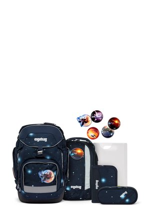 Ensemble de sacs à dos bleu foncé avec un design étoilé ; comprend un sac à dos principal, un petit sac, une trousse et un ensemble de badges sur le thème de l'espace.