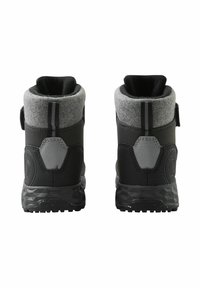 Czarne wodoodporne buty za kostkę z szarym filcowym kołnierzem, teksturowanym czarnym obcasem i gumową podeszwą w diamentowy wzór. Zawiera regulowany pasek.