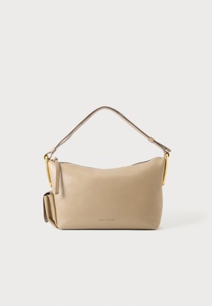 Sac à main rectangulaire en cuir beige avec une seule bandoulière, des ferrures dorées et une petite poche latérale, marqué Marc Jacobs au centre devant.