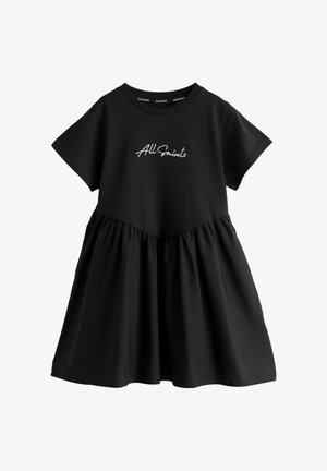 Schwarzes kurzärmeliges Kleid mit gerafftem Rock und weißem Schriftzug "All Saints" auf der Brust.