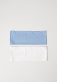 Dos cintas de tela para la cabeza: una de color azul claro y otra blanca, ambas de un material elástico con una textura suave. Cada una mide aproximadamente 5 centímetros de ancho.