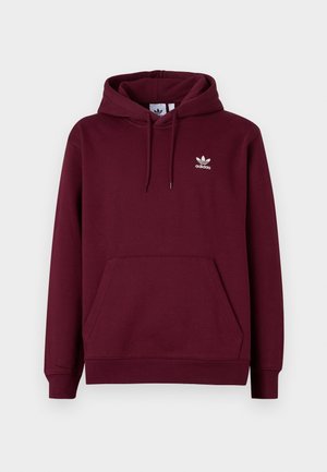 Bordowa bluza z kapturem Adidas z przednią kieszenią kangura, kapturem ze ściągaczem i małym białym logo Adidas na lewej stronie klatki piersiowej.
