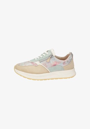 Casual lage sneaker met beige suède neus, pastelbloemenstof, lichtblauwe panelen, witte zool, veters en een zijritsdetail.
