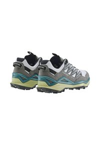 Scarpe da trekking grigie e bianche con una tomaia testurizzata, caratterizzate da un accento turchese e una suola in gomma nera. Presentano un design con lacci.