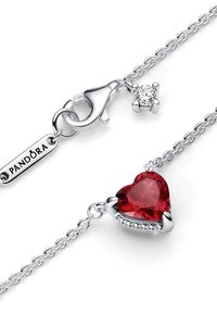 Strieborný náramok s reťazou so srdcovým červeným drahokamom, zdobený diamantovým akcentom a karabínkovým zapínaním označeným "Pandora."