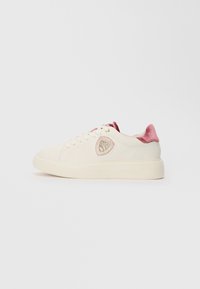 Baskets de couleur claire avec un matériau lisse, des accents en daim rose, un patch de logo circulaire et une semelle en caoutchouc texturée.