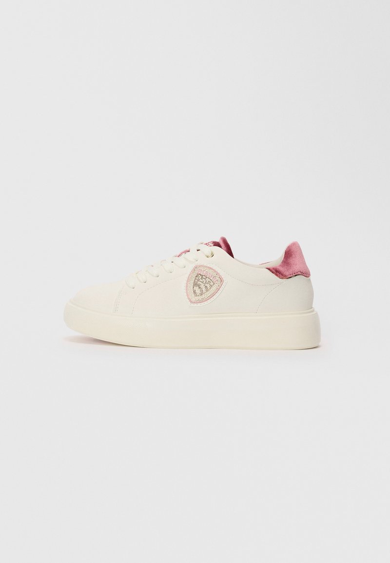 Helle Sneakers aus glattem Material mit rosa Wildlederakzenten, einem runden Logopatch und einer strukturierten Gummisohle.