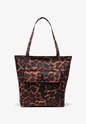 Tote bag met luipaardenprint en zwarte accenten, met een voorflapzak, stevige handvatten en een textiel canvas materiaal.