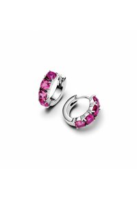 Orecchini a cerchio in argento presentano una fila di gemme rosa, mostrando una finitura lucida e un design di chiusura sicuro.