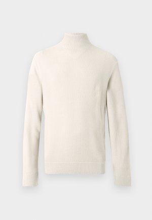 Pull en maille côtelée à col roulé de couleur crème, doté de manches longues et de bords côtelés, présenté sur un fond blanc.
