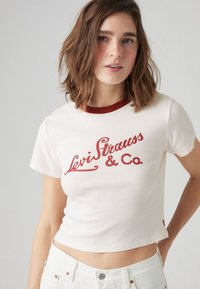 Levi's® ESSENTIAL SPORTY TEE - Printtipaita - archival script egret/sun-dried tomato
