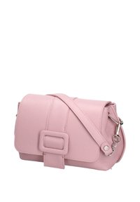 Borsa a tracolla in pelle rosa chiaro con chiusura a patta, caratterizzata da un dettaglio a fibbia rettangolare e una tracolla regolabile. Texture liscia, forma compatta.