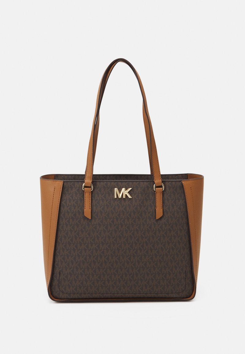 Sac cabas marron avec un corps en toile à motif et des accents en cuir marron clair ; présente un logo MK doré, des doubles bretelles et une forme structurée.