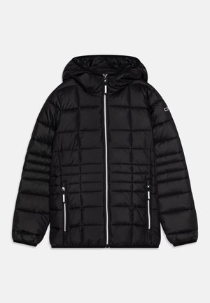 Veste noire rembourrée avec capuche, dotée d'un design matelassé, d'une fermeture éclair sur le devant et de deux poches latérales avec fermetures éclair.