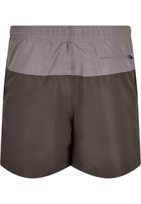 Braune und graue Polyester-Badeshorts mit elastischem Bund, Seitentaschen und einer Reißverschlusstasche hinten. Glatte Textur, Länge über dem Knie.
