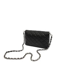 Borsa nera trapuntata in pelle, con tracolla in metallo argentato e forma rettangolare con texture liscia.