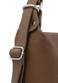 Borsa a tracolla in pelle marrone con una finitura texture, dotata di una fibbia in metallo per la tracolla e cuciture rinforzate lungo i bordi.