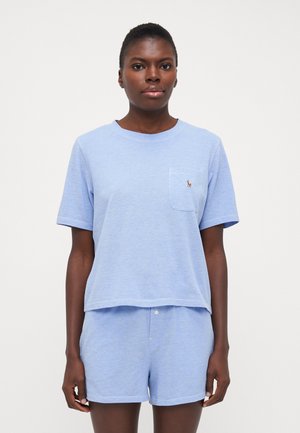 Helles blaues Baumwoll-T-Shirt mit kurzen Ärmeln und Tasche, kombiniert mit passenden Baumwollshorts. Einfaches Design, weiche Textur und lockere Passform.
