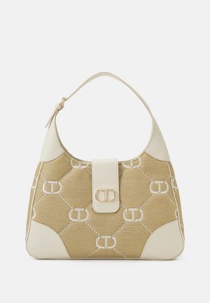 Sac à main texturé beige et crème avec une poignée supérieure, présentant un motif matelassé d'initiales entrelacées et un fermoir central en or.