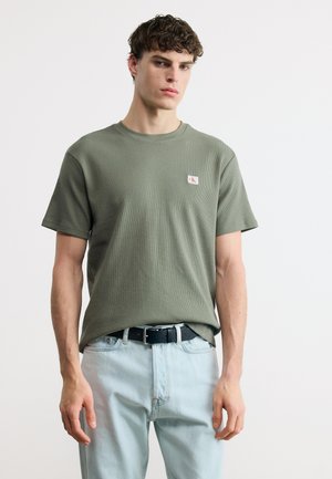 WAFFLE BADGE TEE - Navadna majica - dusty olive