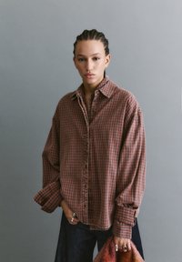 PULL&BEAR LACQUERED CHECK - Košilová halenka  - light brown