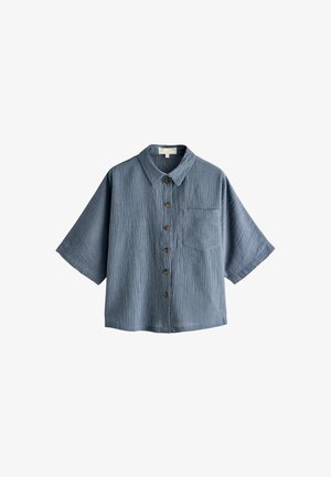 Blaues kurzärmeliges Hemd mit Knopfleiste, strukturiertem Stoff, spitzem Kragen und Brusttasche, vor weißem Hintergrund präsentiert.