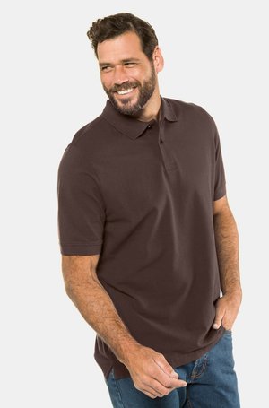Polo shirt marrone scuro con colletto, maniche corte e patta abbottonata; indossato con jeans in denim blu, dal fit rilassato.