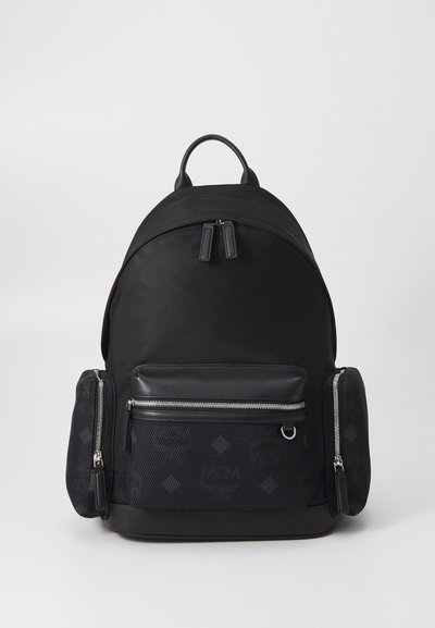 Schwarzer Rucksack mit abgerundeter Form, aus glattem Stoff gefertigt. Verfügt über eine Fronttasche mit Reißverschluss, zwei Seitentaschen und Akzente im Logomuster.
