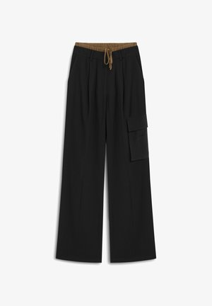 Pantalones anchos negros con cintura elástica y cordón marrón, con bolsillos laterales y un bolsillo cargo en la pierna izquierda.