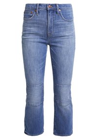 Blå denimjeans med hög midja och kort längd, med detaljer i form av lappar vid knäna, lätt blekning och metalliska knappdetaljer.