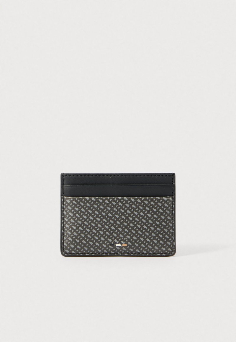 Etui na karty z czarnego i szarego materiału w wzory, z gładką górną częścią, wyposażone w kilka przegródek na karty oraz subtelne oznaczenie marki.