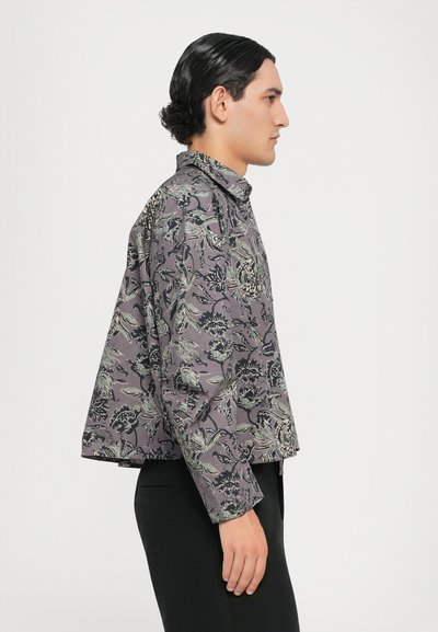 Blumenmuster, verkürzte Jacke in Grau- und Grüntönen, mit hohem Kragen, langen Ärmeln und lockerer Passform. Glatte Textur.