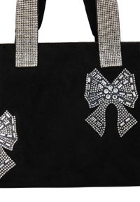 Fekete svédbőr bevásárlótáska kristálydíszítésű pántokkal és dupla masni dizájnnal. Fémes részletekkel és texturált felülettel rendelkezik.