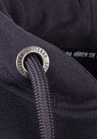 Trekkoord hoodie in donkergrijze stof; features een metalen ooggat met "SPITZBUB" en een geweven trekkoord met een gestructureerd oppervlak.