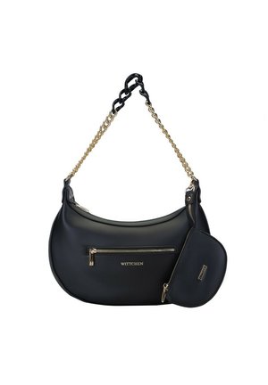 Sac à main synthétique noir avec une silhouette incurvée, une bandoulière en chaîne dorée, une poche zippée à l'avant et un mini pochon détachable. Nom de la marque visible.