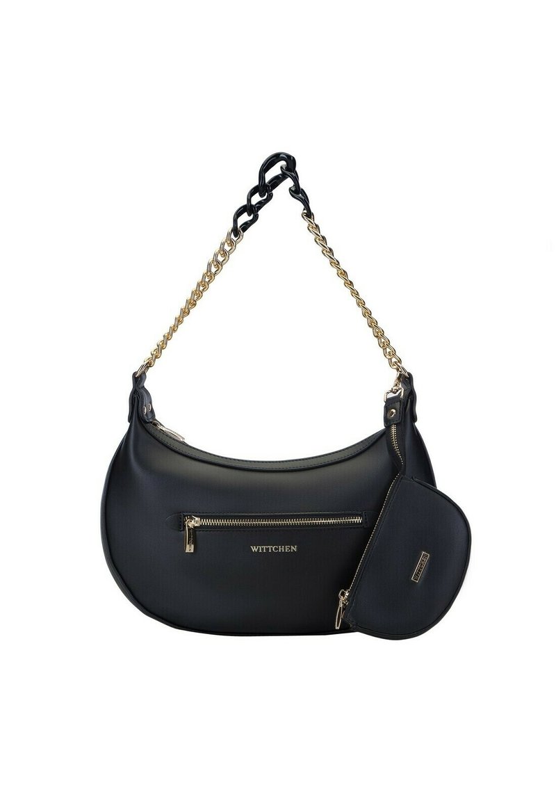 Borsa a tracolla sintetica nera con silhouette curvata, tracolla in catena dorata, tasca frontale con zip e una mini pochette staccabile. Nome del brand visibile.
