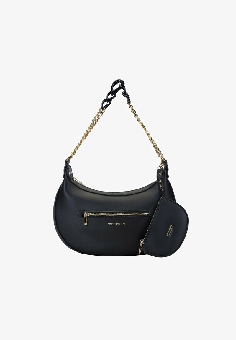 Borsa a tracolla sintetica nera con silhouette curvata, tracolla in catena dorata, tasca frontale con zip e una mini pochette staccabile. Nome del brand visibile.