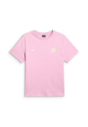 Jasnoróżowy t-shirt z krótkim rękawem, z małym żółtym logo "4F" i grafiką tekstową "Power Shot" na piersi, ułożony na płasko na białym tle.