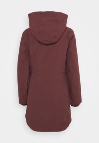 Long manteau d'hiver bordeaux à capuche avec manches longues, montré de dos sur un fond clair uni.