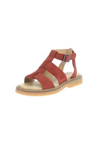 Sandal in camoscio rosso con punta aperta, caratterizzata da cinturini incrociati, una fibbia laterale e una suola in gomma leggera e texturizzata.