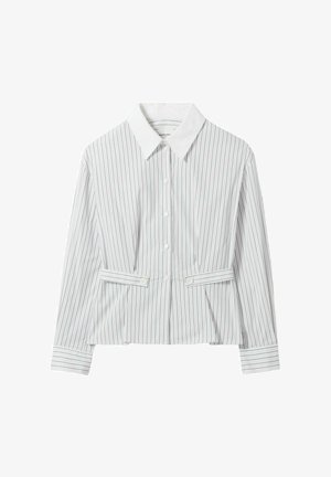 Camisa de rayas blanca y gris claro con cuello puntiagudo, botones en la parte delantera y diseño ajustado en la cintura. Presenta detalles de botones y mangas largas.