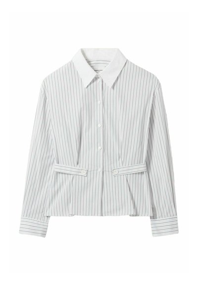 Camicia a righe bianche e grigio chiaro con colletto a punta, bottoni frontali e design aderente in vita. Presenta dettagli con bottoni e maniche lunghe.