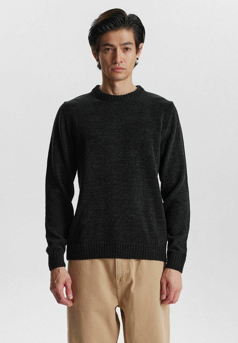 Dunkelgrauer gestrickter Pullover mit einem gerippten Rundhalsausschnitt und Bündchen, ausgestattet mit langen Ärmeln und einem leicht taillierten Schnitt.